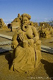 Sculpture sur sable 9800_wm.jpg - Sculpture en sable représentant une femme masaï (Le Touquet, France, avril 2008)